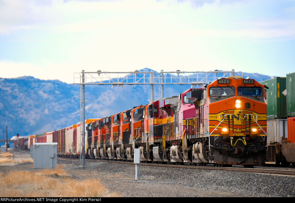BNSF 4623 + 9